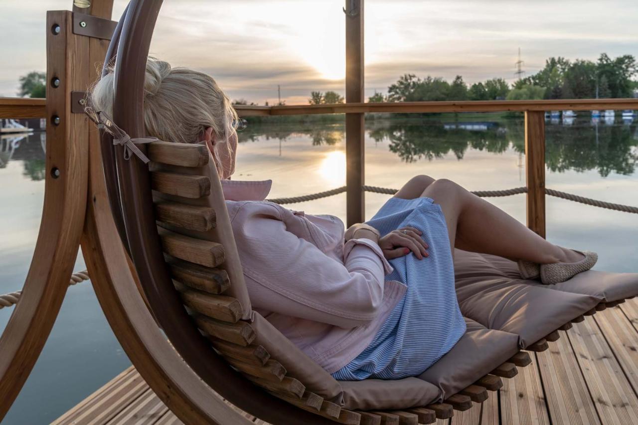 Lieblingsplatz Parey - Schwimmendes Iglu Hotel Kültér fotó