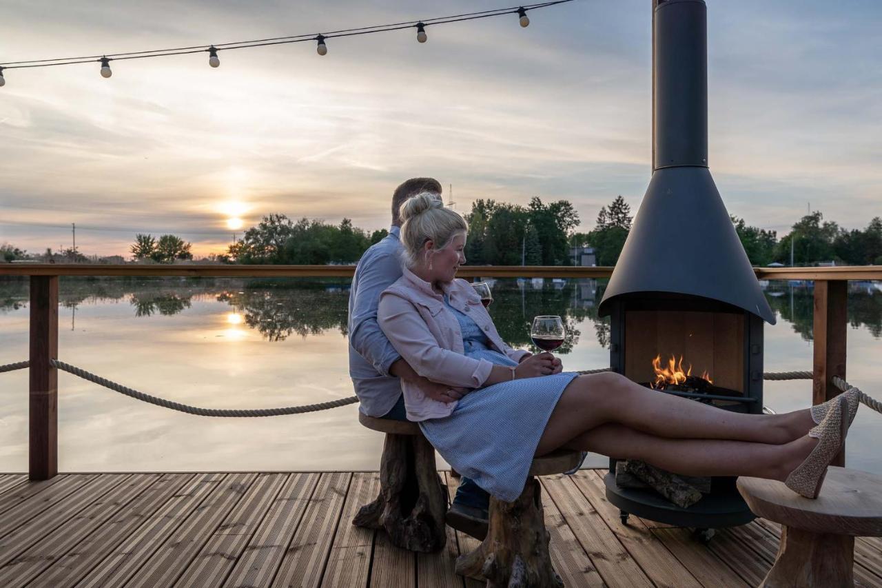Lieblingsplatz Parey - Schwimmendes Iglu Hotel Kültér fotó